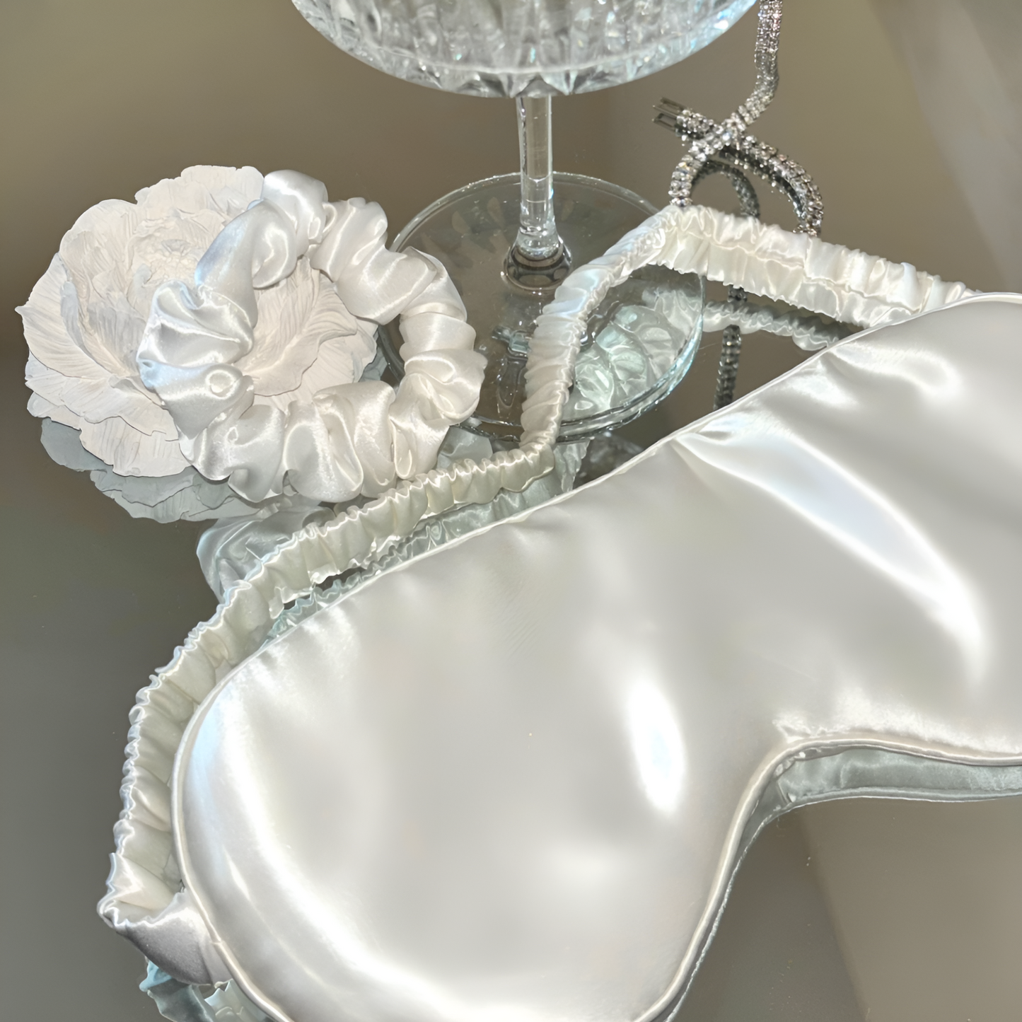 Kivien Silk DUO miego akių kaukė + plaukų gumytė „Coconut White”