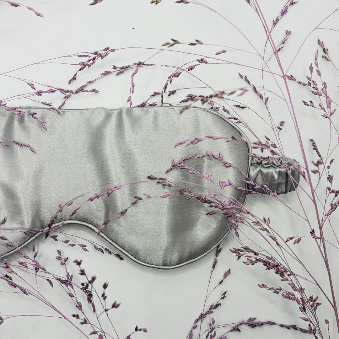 Kivien Silk šilkinė miego kaukė „Dragon Fruit Silver”