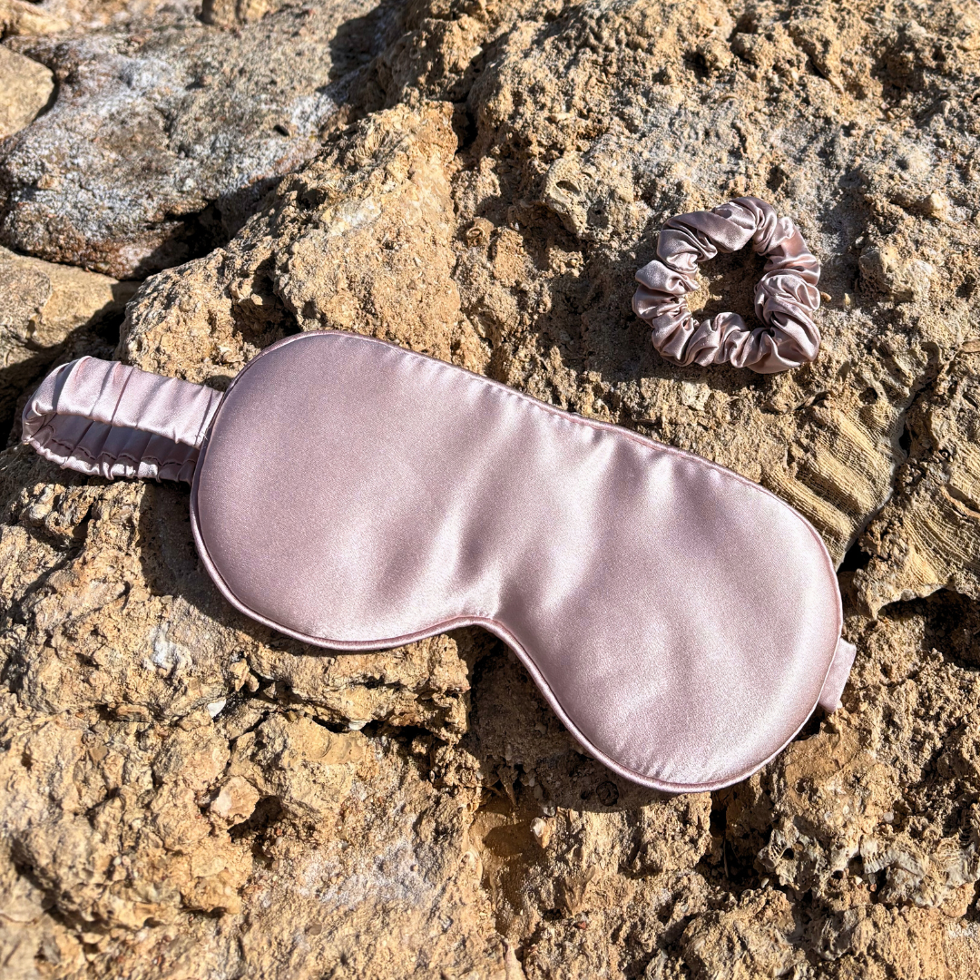 Kivien Silk DUO miego akių kaukė + plaukų gumytė „Lychee Pink”