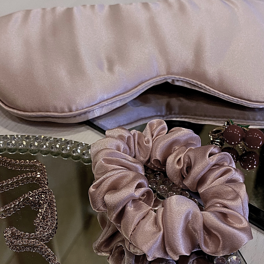 Kivien Silk DUO miego akių kaukė + plaukų gumytė „Lychee Pink”