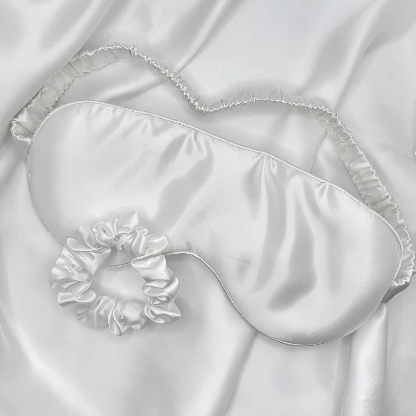 Kivien Silk TRIO šilkinis pagalvės užvalkalas + miego akių kaukė + plaukų gumytė „Coconut White”