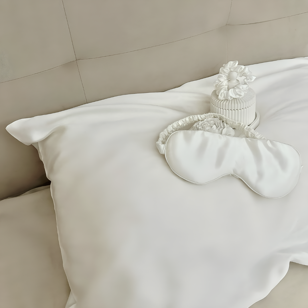 Kivien Silk TRIO šilkinis pagalvės užvalkalas + miego akių kaukė + plaukų gumytė „Coconut White”