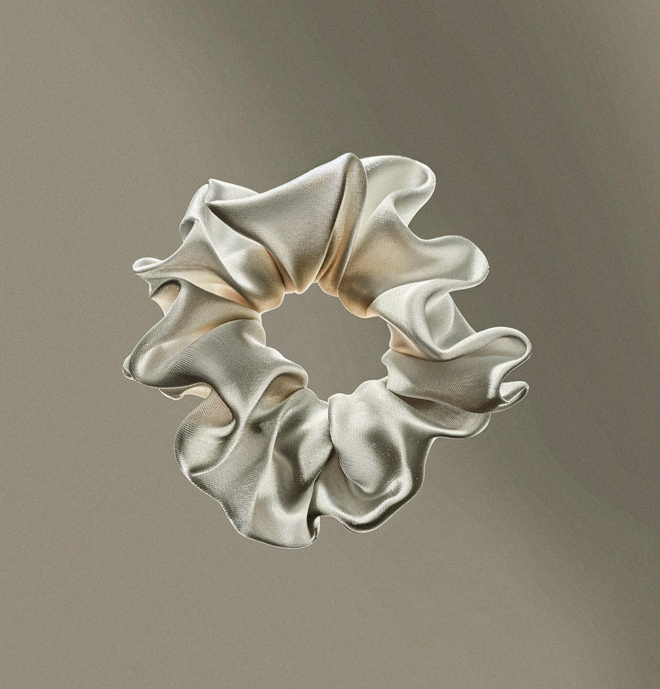 Kivien Silk TRIO šilkinis pagalvės užvalkalas + miego akių kaukė + plaukų gumytė „Dragon Fruit Silver”