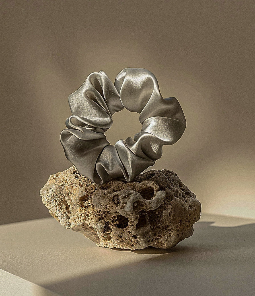 Kivien Silk šilkinė plaukų gumytė „Dragon Fruit Silver”