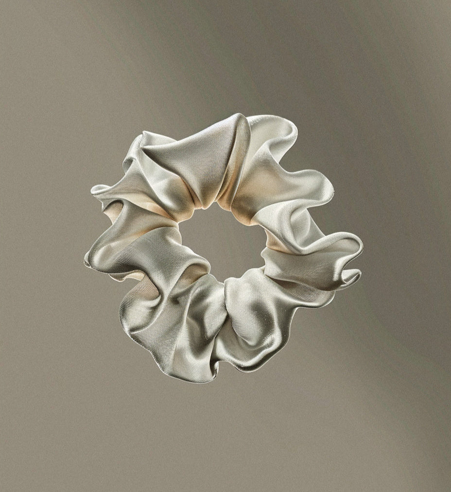 Kivien Silk DUO šilkinis pagalvės užvalkalas + plaukų gumytė „Dragon Fruit Silver”